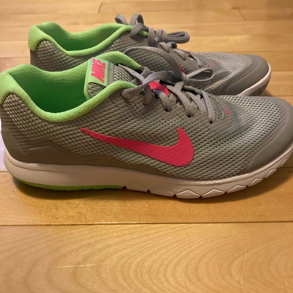 BRAND NEW Nike size 7 Flex Experience Run 4